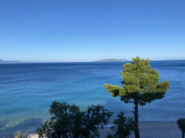 Belki Adriyatik Denizi, mavi gökyüzü, görünür adalar ve bitkiler