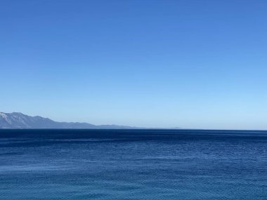 Belki Adriyatik Denizi, mavi gökyüzü, görünür adalar ve bitkiler