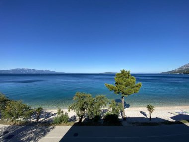 Belki Adriyatik Denizi, mavi gökyüzü, görünür adalar ve bitkiler