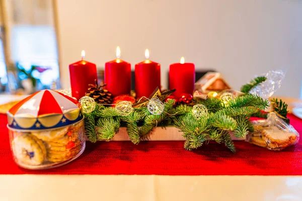 Kerstversiering Met Koekjes Vier Brandende Kaarsen Een Lovley Adventskrans — Stockfoto