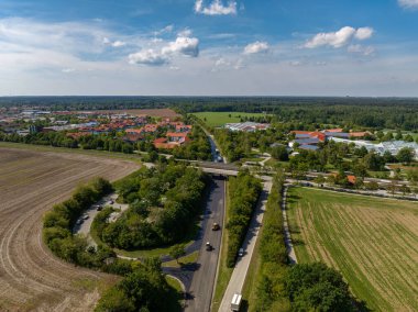 Gökyüzü güzel bir günde, cennet gibi bir kasabanın yakınlarında yol yapımı