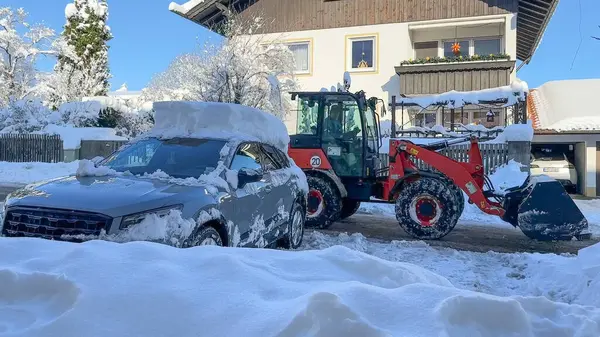 Ciągnik Pługa Śnieżnego Oczyszcza Drogę Podczas Gdy Samochód Pokryty Śniegiem — Zdjęcie stockowe