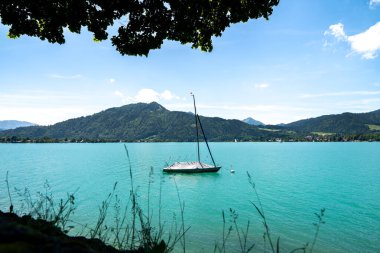 Bavyera Tegernsee 'de turkuaz su. Yelkenli sakin göl manzaralı..