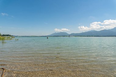 Kayıkçılar ve Alpli Serene Lake Chiemsee