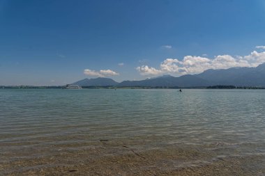 Turkuaz renkli gölde berrak suyla harika bir yaz.