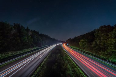 Hareketli bir otoyolda yıldızlı bir gece.