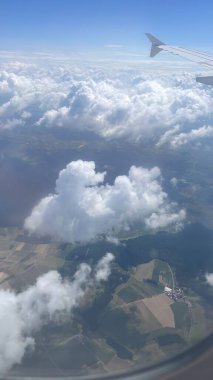 Toprağın üzerinde süzülüyordu.