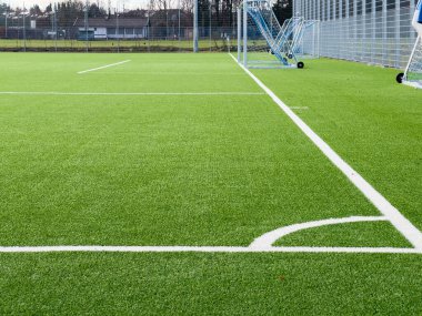 Kale direği ve Beyaz Çizgili Yapay Çim Futbol Sahası
