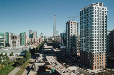 Güneşli bir günde Astana, Kazakistan 'ın yüksek binalarından manzara. 