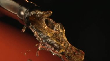 Terracotta 'da Yavaş Çekimde Bir Cam Şişeden Dökülen Bira' nın Kapanışı 