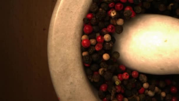 Sortiment Bílé Červené Černé Papriky Jsou Drceny Minometu Pomalém Pohybu — Stock video