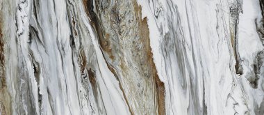 Altın ve gri damarlı beyaz mermer yüzeyde soyut arkaplan