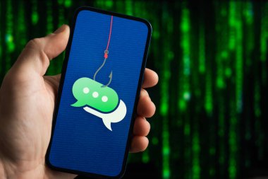 Akıllı telefon ekranında SMS Dolandırıcılığı kavramı, yem yakalama uyarısı