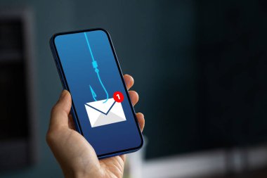 Akıllı telefon ekranında sahte yem uyarısı konsepti
