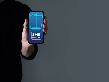 SMS Dolandırıcılık Telefon Konsepti, Ekranda Metin Mesajı Uyarılı Adam Tutma Telefonu