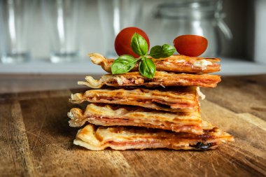 Hibrit yiyecek - domates soslu pizza waffle, pepperoni, zeytin ve parmesan peyniri