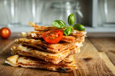 Pizza waffle dilimleri mutfaktaki kesme tahtasının üzerinde.
