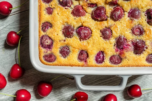Clafoutis vişneli tart. Fırın kabında geleneksel Fransız turtası.