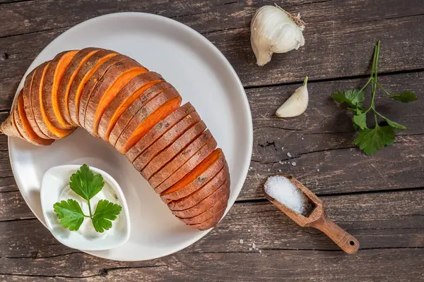 Cartofi Dulci Hasselback Prăjiți Condimente Masă Lemn — Fotografie, imagine de stoc