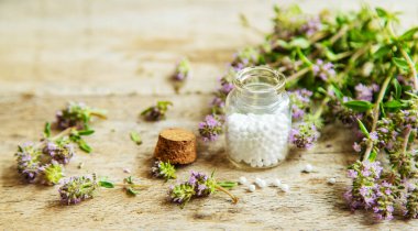 Şişede kekik yağı olması lazım. Seçici odaklanma. Spa.