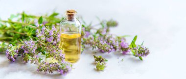 Şişede kekik yağı olması lazım. Seçici odaklanma. Spa.