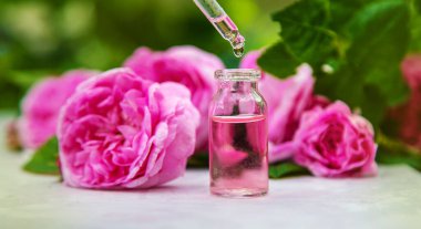 Şişede gül yağı var. Seçici odaklanma. Spa.