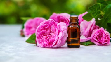 Şişede gül yağı var. Seçici odaklanma. Spa.