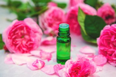 Şişede gül yağı var. Seçici odaklanma. Spa.