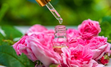 Şişede gül yağı var. Seçici odaklanma. Spa.