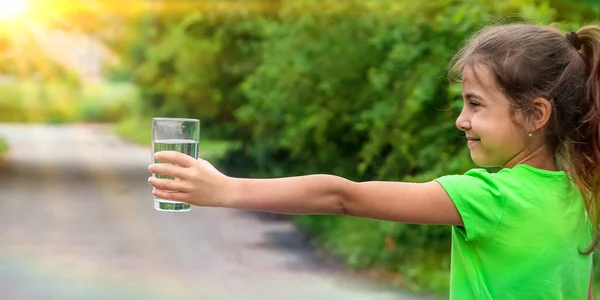 Barnflickan Dricker Vatten Ett Glas Selektivt Fokus Grabben — Stockfoto