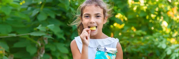Das Kind Isst Chips Selektiver Fokus Kind — Stockfoto