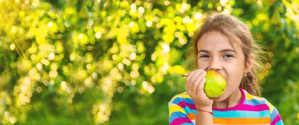 Das Kind Isst Garten Eine Birne Selektiver Fokus Kind — Stockfoto