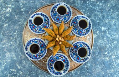 Türk baklavası ve kahve masada. Seçici odaklanma. Doğa.