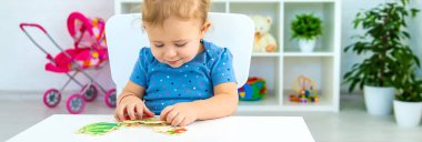 Çocuk masada numaraları öğreniyor. Seçici odaklanma. Çocuk.