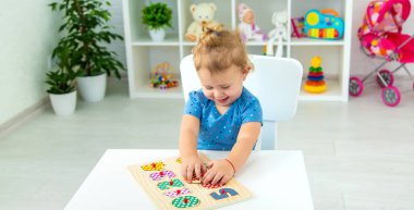 Çocuk masada numaraları öğreniyor. Seçici odaklanma. Çocuk.