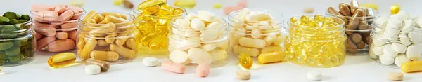 Doplňky Vitamíny Bílém Pozadí Selektivní Soustředění Medicína — Stock fotografie