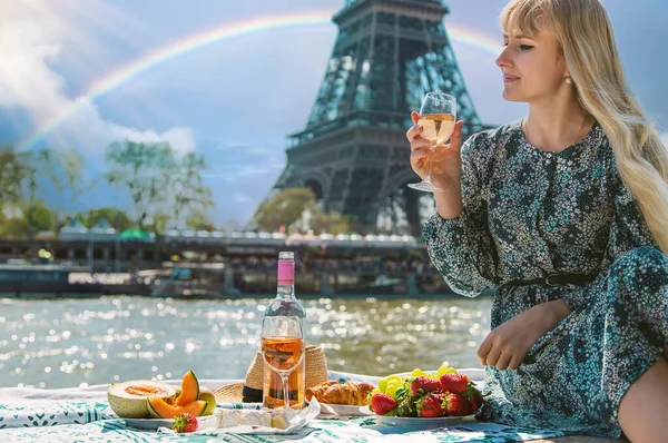 Una Donna Vicino Alla Torre Eiffel Beve Vino Concentrazione Selettiva — Foto Stock