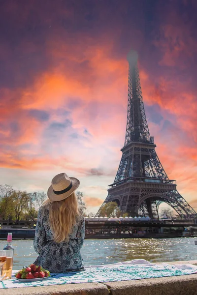 Woman Eiffel Tower Drinks Wine Selective Focus People — Stock fotografie