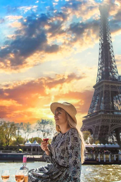 Žena Poblíž Eiffelovky Pije Víno Selektivní Soustředění Lidé — Stock fotografie
