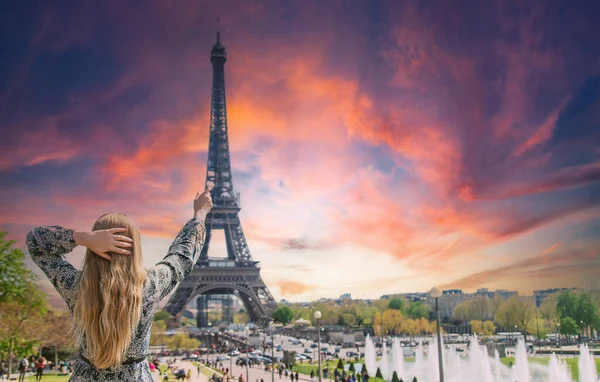 Woman Eiffel Tower Selective Focus People — Stock fotografie