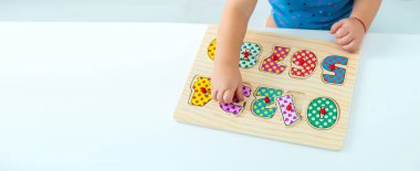 Çocuk masada numaraları öğreniyor. Seçici odaklanma. Çocuk.