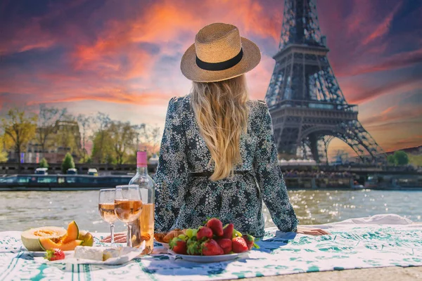 Žena Poblíž Eiffelovky Pije Víno Selektivní Soustředění Lidé — Stock fotografie