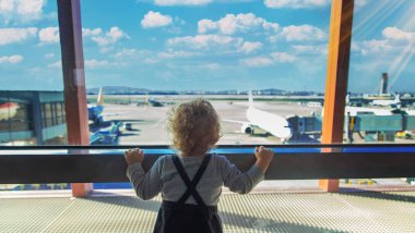 Çocuklar havaalanına, uçaklara bakın. Seçici odaklanma. Çocuk.