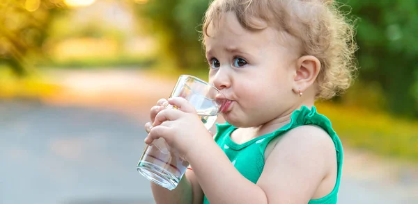 Criança Bebe Água Copo Foco Seletivo Miúdo — Fotografia de Stock