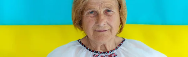 Abuela Una Patriota Ucraniana Con Una Camisa Bordada Enfoque Selectivo —  Fotos de Stock