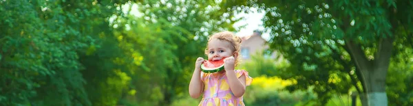 Kind Isst Wassermelone Sommer Selektiver Fokus Lebensmittel — Stockfoto