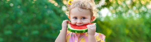 Barnflicka Äter Vattenmelon Sommaren Selektivt Fokus Livsmedel — Stockfoto