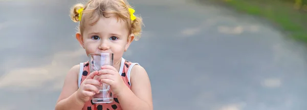 Bambino Beve Acqua Bicchiere Concentrazione Selettiva Ragazzo — Foto Stock