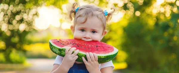 소녀는 여름에 수박을 먹습니다 선택적 집중입니다 — 스톡 사진