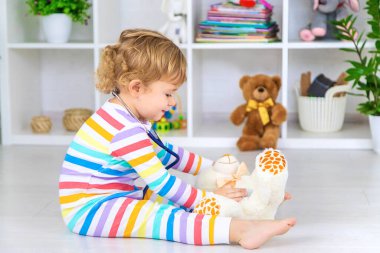 Çocuk ayının oyununu tedavi ediyor. Seçici odaklanma. Çocuk.